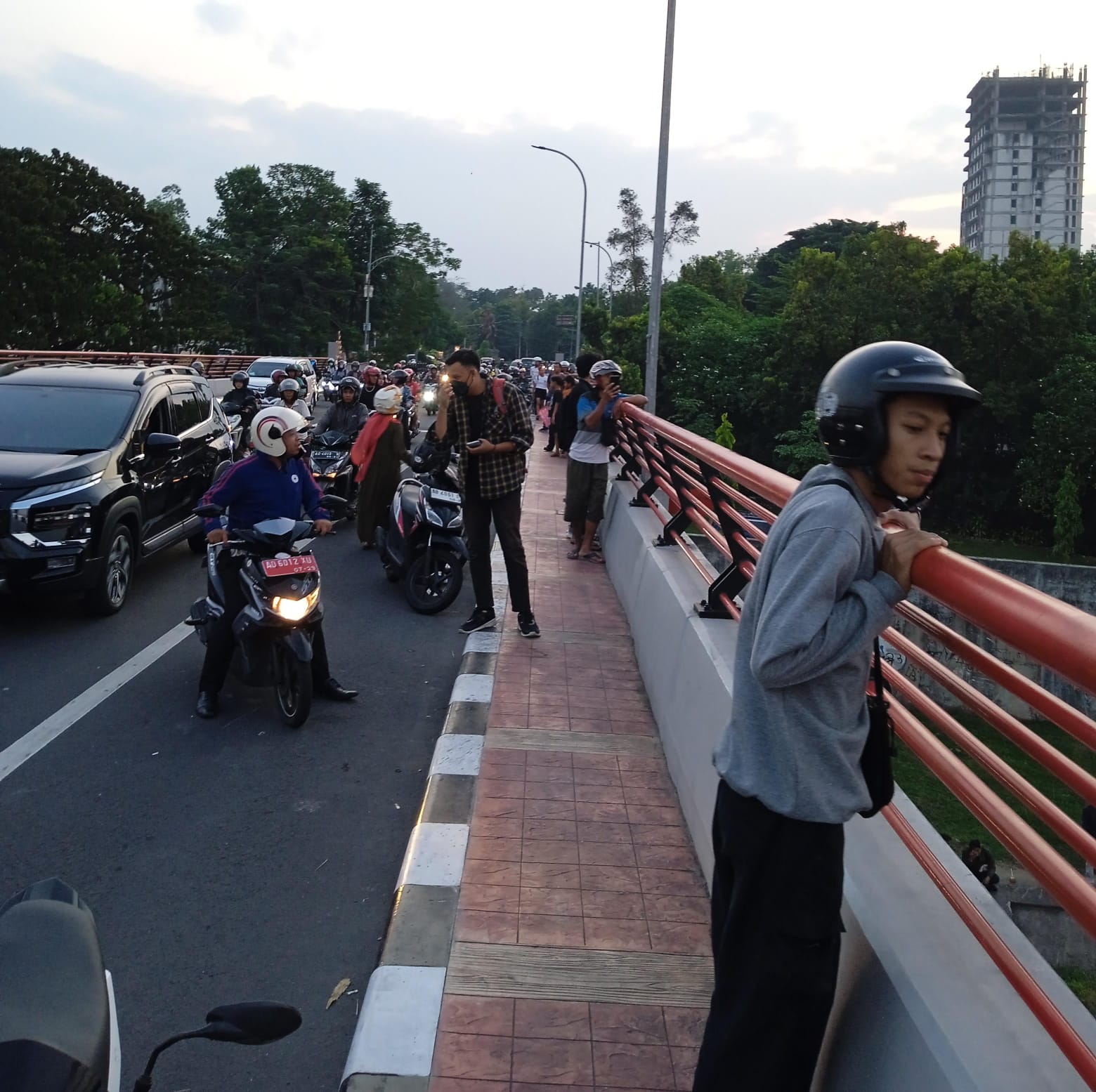 Seorang mahasiswi nekat lompat dari Jembatan Jurug ke Sungai Bengawan Solo, Selasa (1/7/2025).