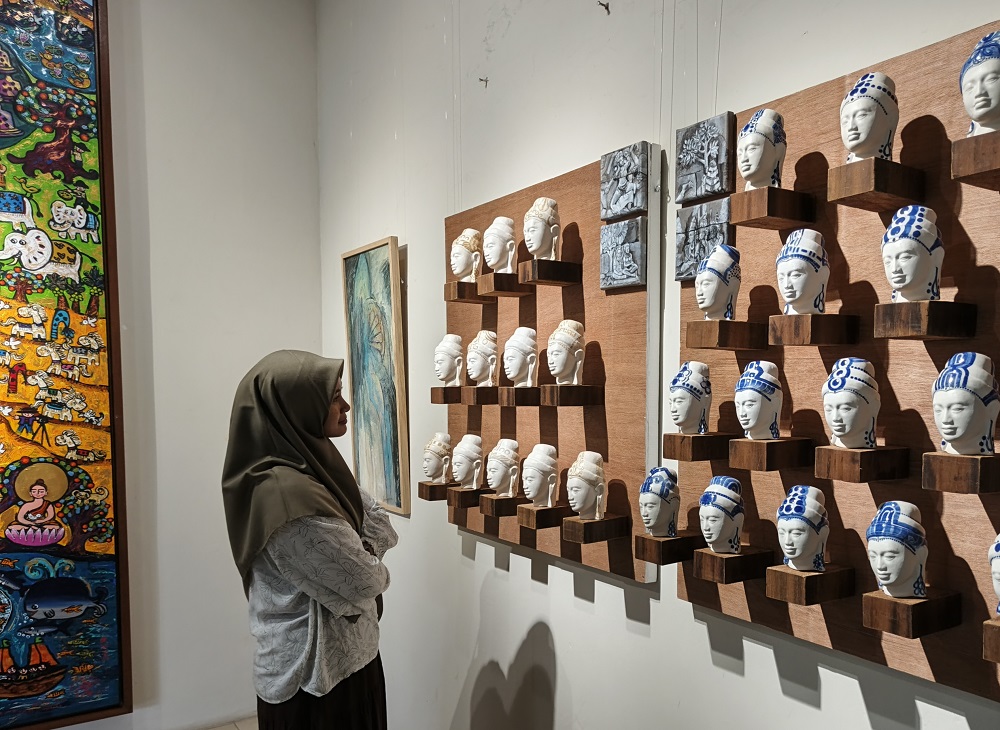 Pengunjung melihat persiapan pameran Art Exhibition bertajuk Timelapse the Netherlands - Indonesia di Limanjawi Art House Magelang, Rabu (2/7/2025).
