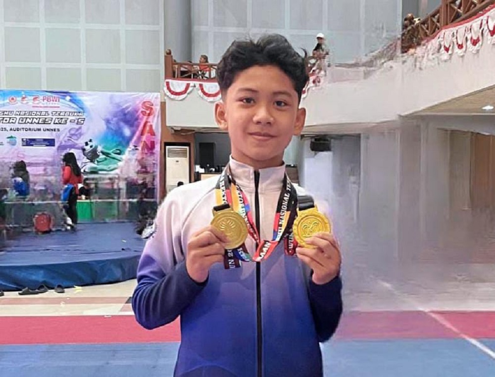 Zulfikar Rizki Aditya membawa pulang dua medali emas Piala Unnes Wushu Championship 2025.