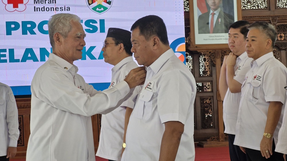 Penyematan pin oleh Ketua PMI Provinsi Jawa Tengah Sarwa Pramana kepada Ketua Pengurus PMI Kota Magelang Suryantoro, Rabu (2/7/2025).