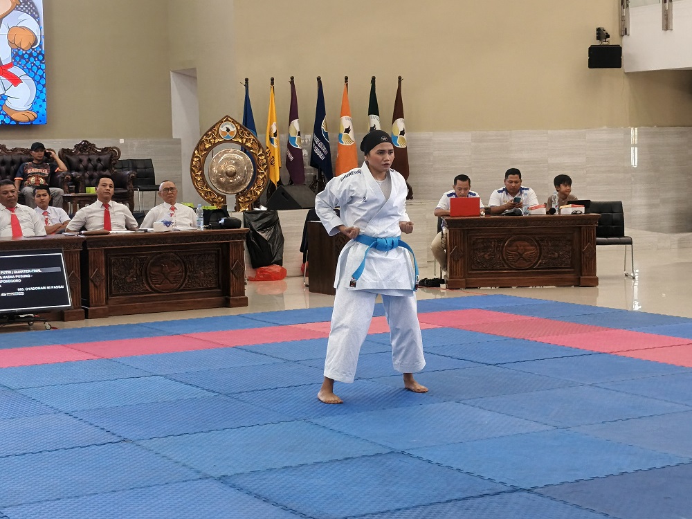Penampilan salah satu atlet karate di GKU dr HR Suparsono, Kampus Tuguran, Magelang.