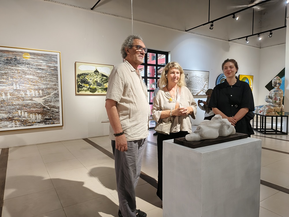 Sebanyak sembilan seniman asal Belanda meramaikan Art Exhibition dengan tajuk Timelapse the Netherlands &ndash; Indonesia di Limanjawi Art House Magelang.