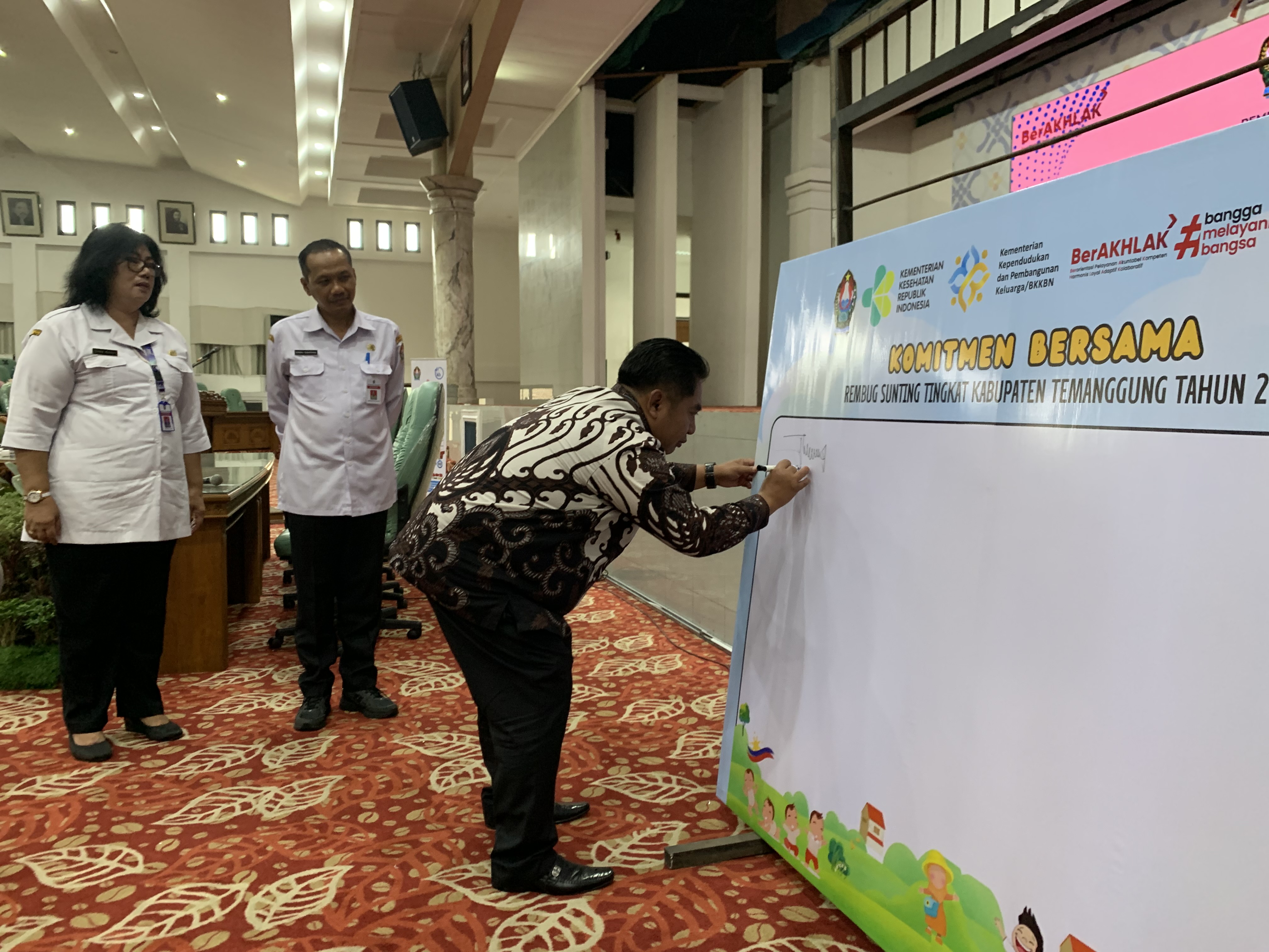 Penandatanganan komitmen bersama lintas sektoral dalam menurunkan kasus stunting di Temanggung, Rabu (2/7/2025).
