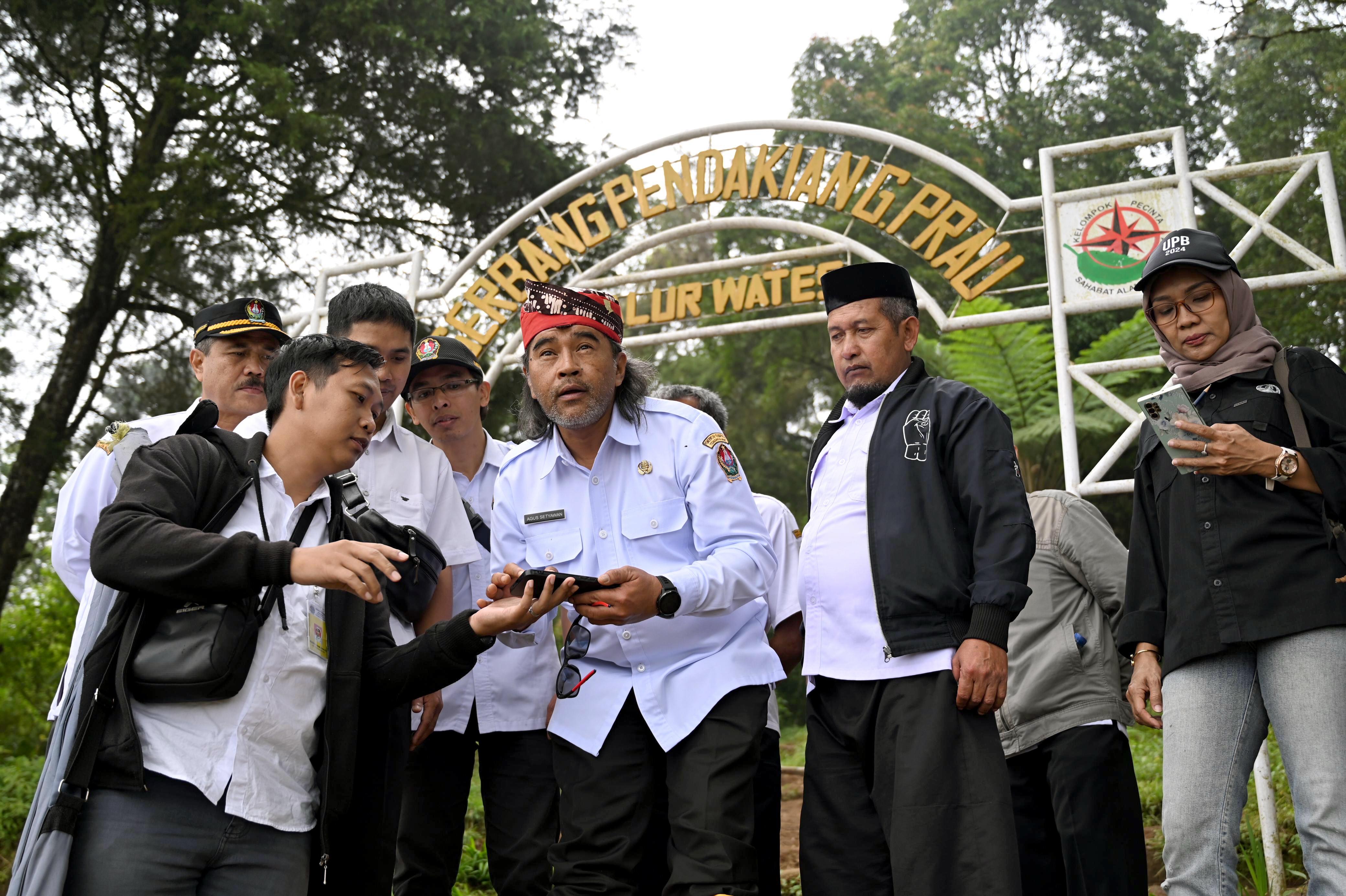 Bupati Temanggung Agus Setyawan meninjau lokasi rekonstruksi batas kawasan hutan dengan lahan milik warga di Desa Wates, Wonoboyo.