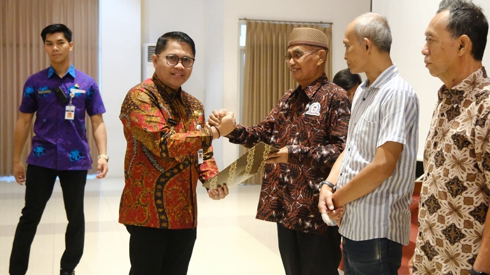 Wali Kota Magelang Damar Prasetyono berbincang dengan pengurus LPM Kota Magelang dan LPMK yang dikukuhkan.