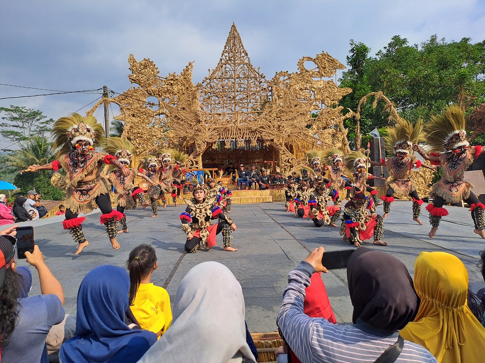 Penampilan seni Festival Lima Gunung beberapa tahun lalu.