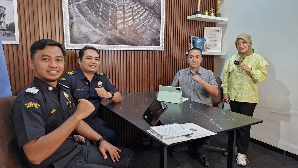 Dedik Agus Satriawan (kanan) dan Dwi Cahyo Setyaji (kiri) dari Bea Cukai Magelang serta Kabid KIP Diskominsta Kota Magelang Noki Rachmanto usai acara Bincang-Bincang Jawa Pos TV Magelang, Jumat (4/7/2