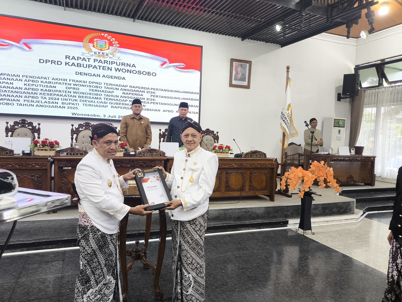Bupati Wonosobo Afif Nurhidayat bersama Ketua DPRD Eko Prasetyo HW dalam sidang paripurna, Kamis (3/7/2025).