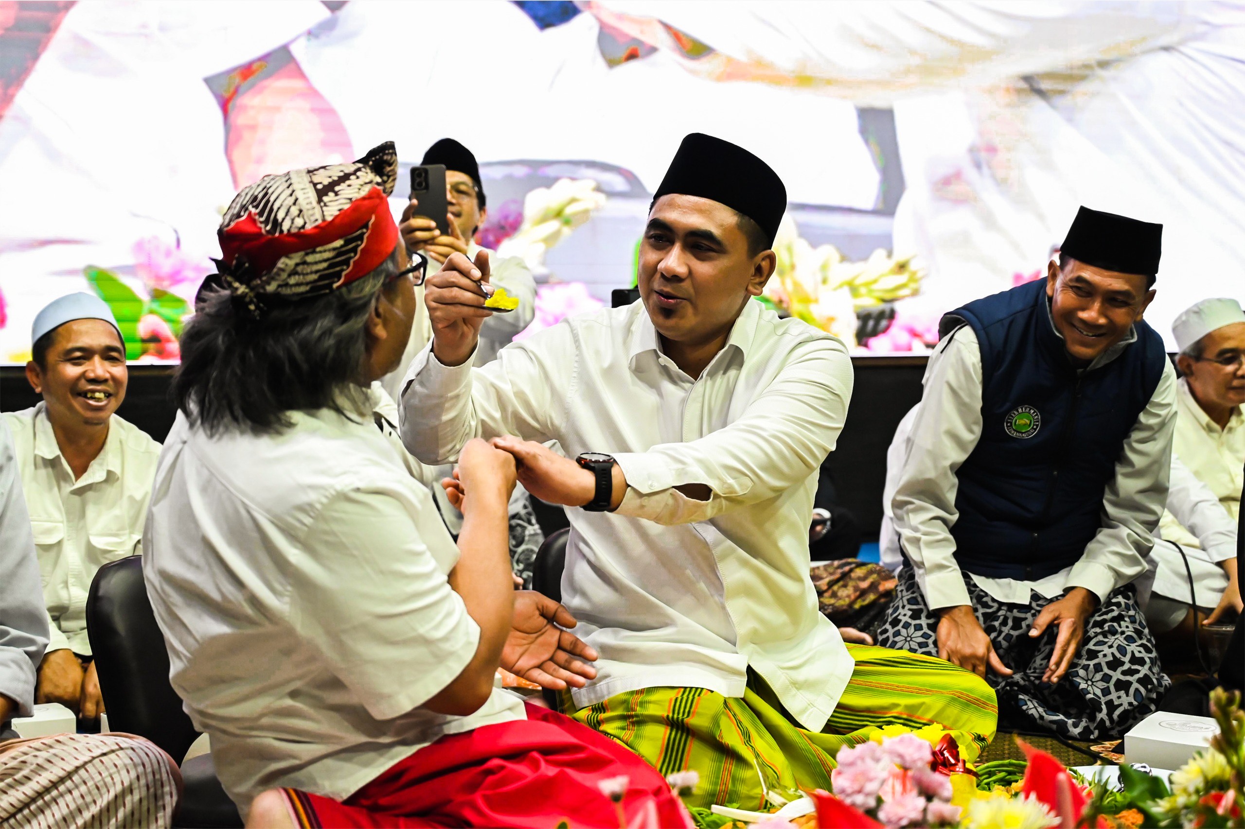 Wakil Gubernur Jateng Taj Yasin menyuapi Bupati Temanggung Agus Setyawan dalam acara Jateng Bersholawat pada Kamis (3/7/2025) malam di Alun-alun Temanggung.