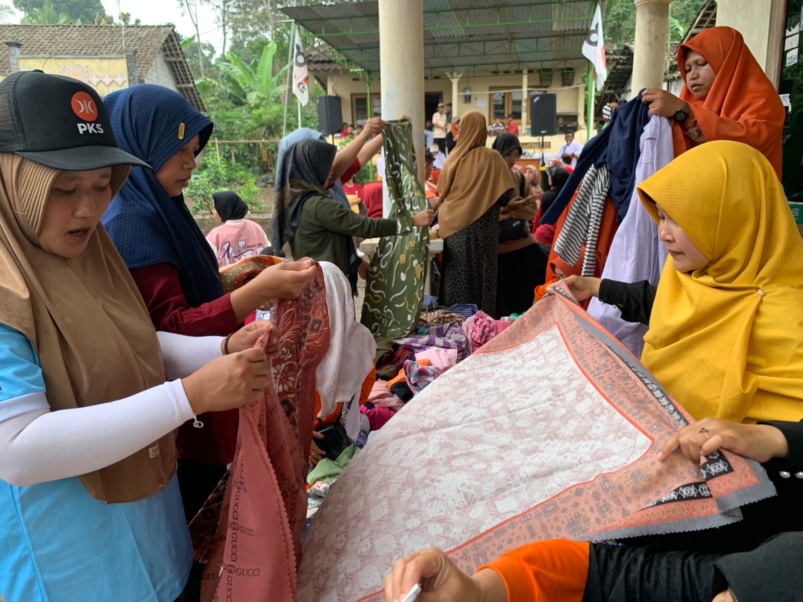 Bazar murah di Dusun Tapak, Desa Giyono, Kecamatan Jumo, Temanggung Minggu (6/7/225) disambut antusias ibu-ibu.