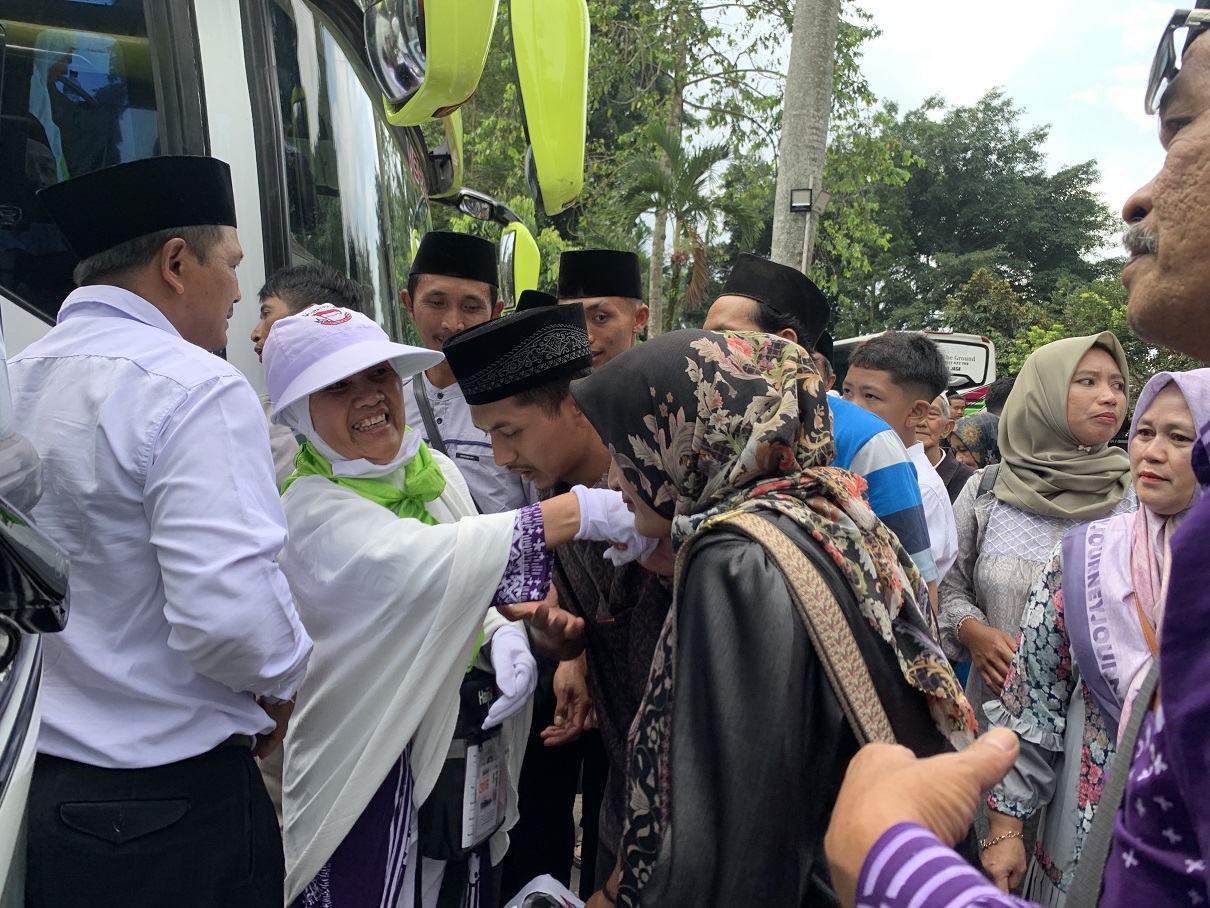 Tangis haru mewarnai kepulangan jamaah haji asal Temanggung di Pendopo Pengayoman, Senin (7/7/2025).