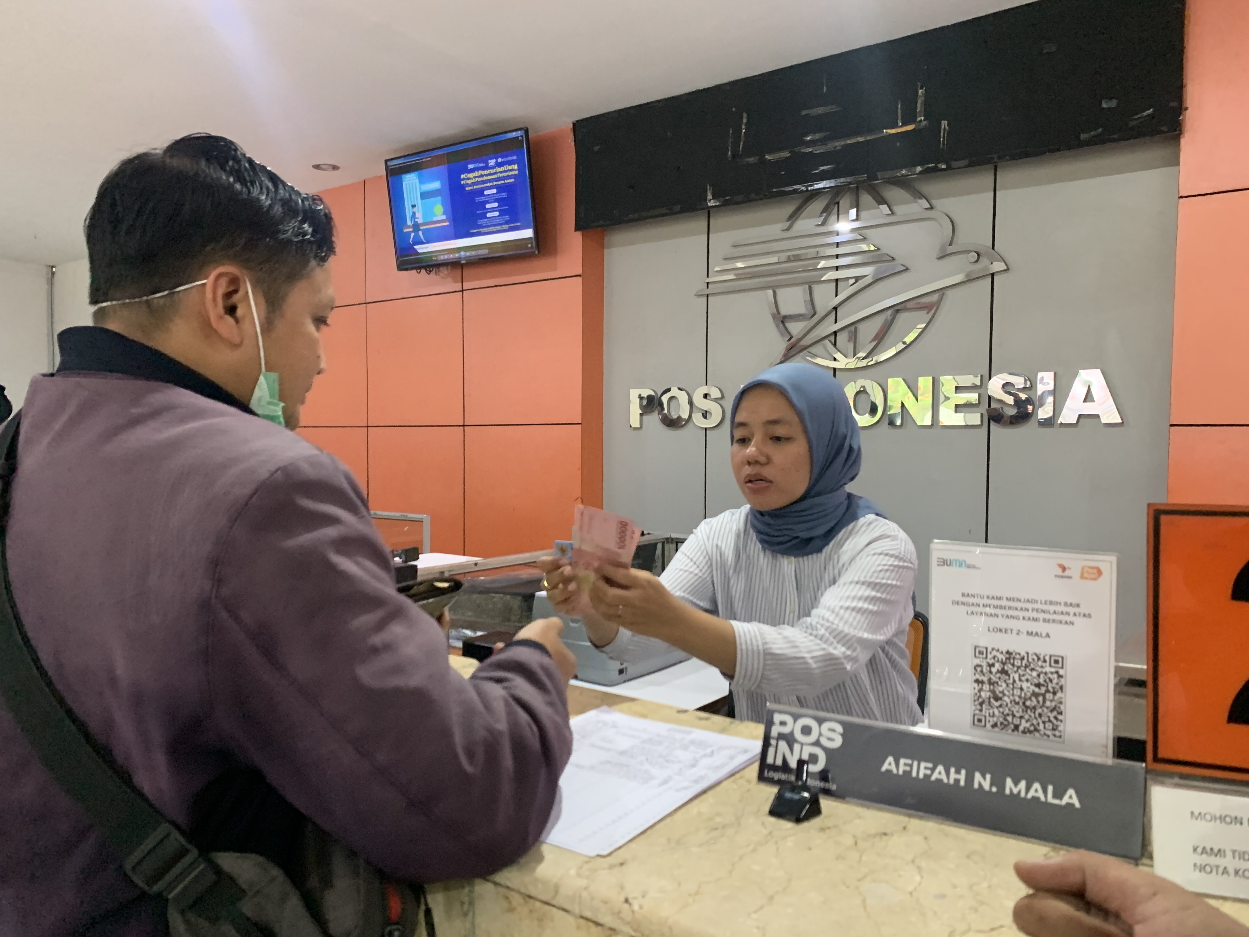 Warga mencairkan dana BSU dari pemerintah pusat di Kantor Pos Temanggung.