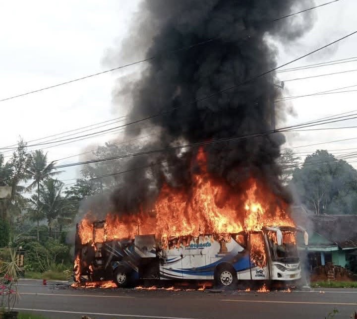 Bus PO Haryanto yang terbakar hebat di Jalan Raya Pringsurat Temanggung pada Selasa (8/7/2025) pagi.