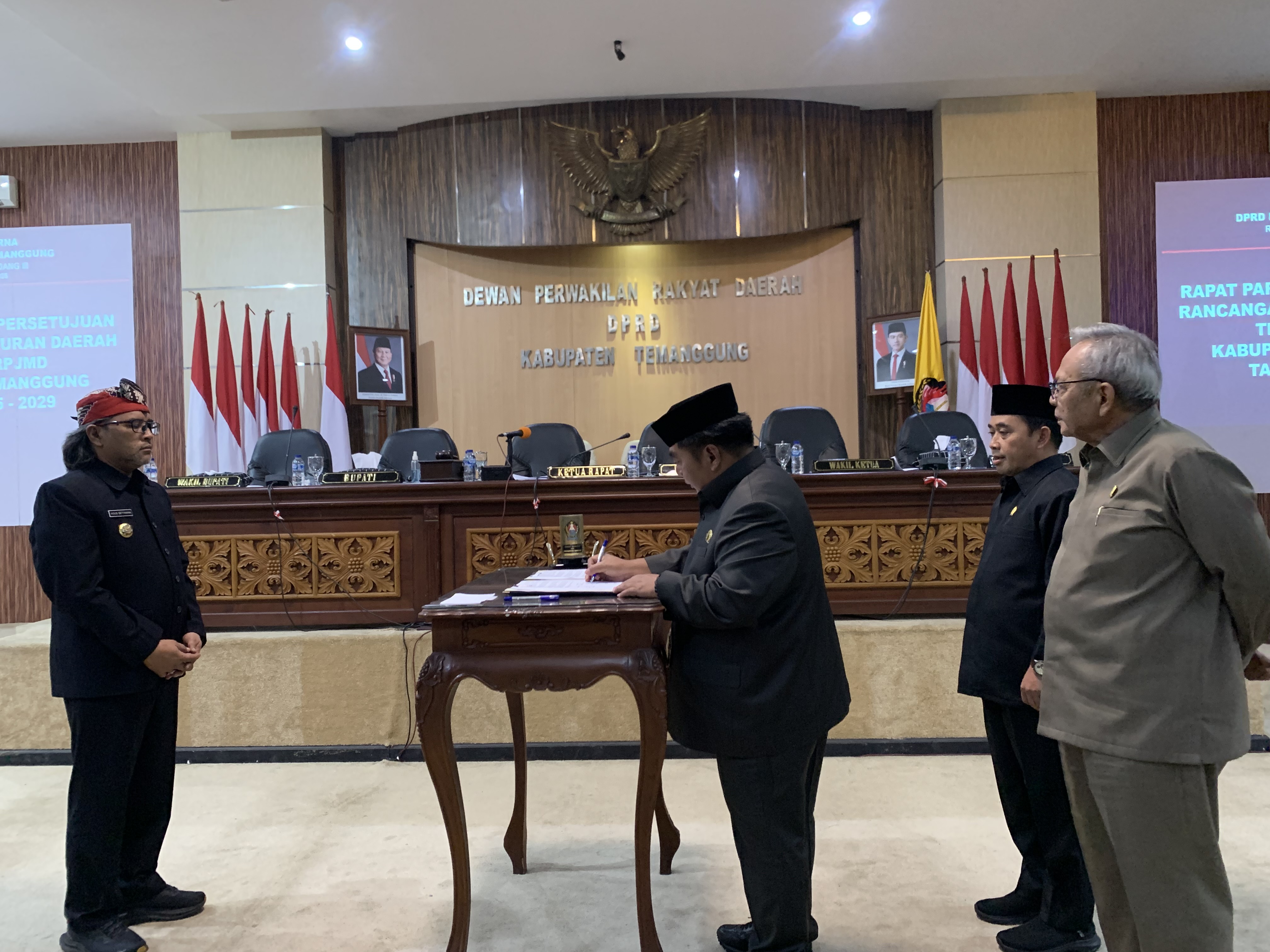 Rapat paripurna persetujuan Raperda RPJMD Kabupaten Temanggung 2025-2029, di gedung DPRD.
