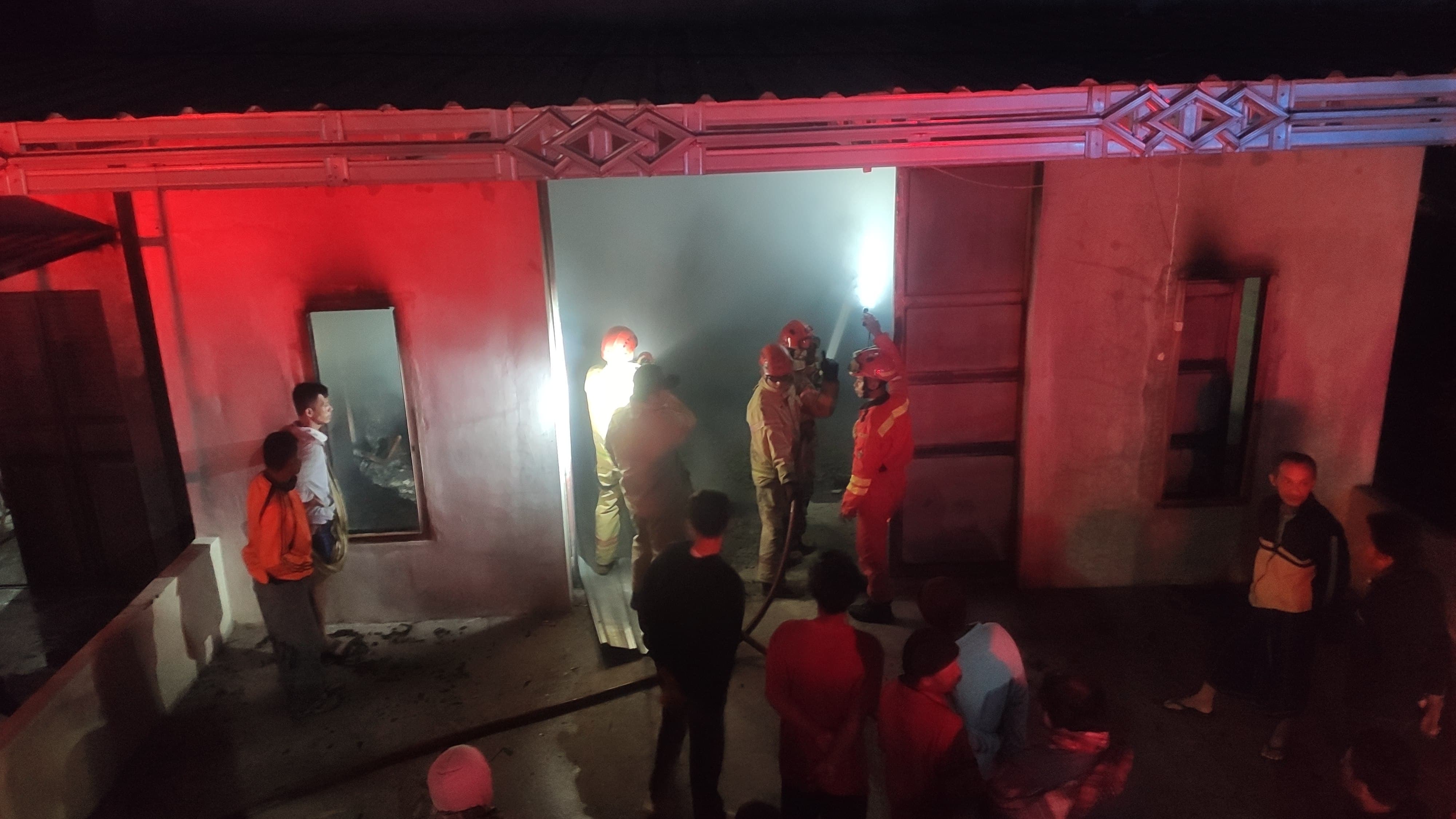 Petugas damkar Temanggung berjibaku memadamkan api di sebuah gudang home industry di Ngliwu, Desa Ngadimulyo, Kecamatan Kedu, Rabu (9/7/2025) dini hari.