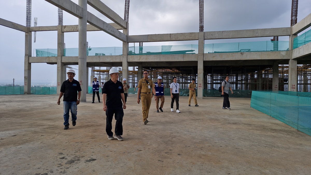 Wali Kota Magelang Damar Prasetyono membuka seremoni topping off The Aloon-aloon Mall & Hotel di kawasan Alun-alun Kota Magelang, Senin (7/7/2025).