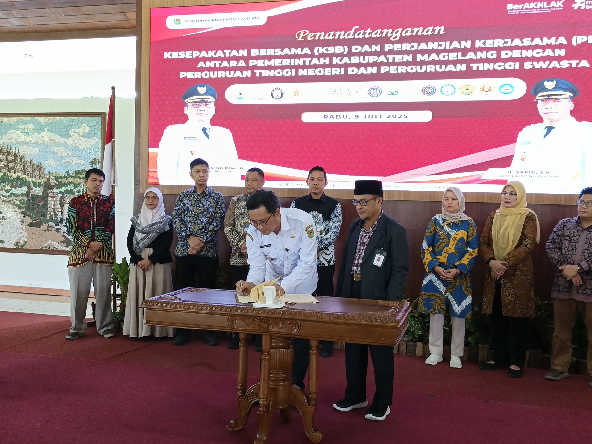 Penandatangan kesepakatan bersama dan perjanjian kerja sama (PKS) dengan 14 perguruan tinggi ternama di Pendopo drh Soepardi Setda Kabupaten Magelang, Rabu (9/7/2025).