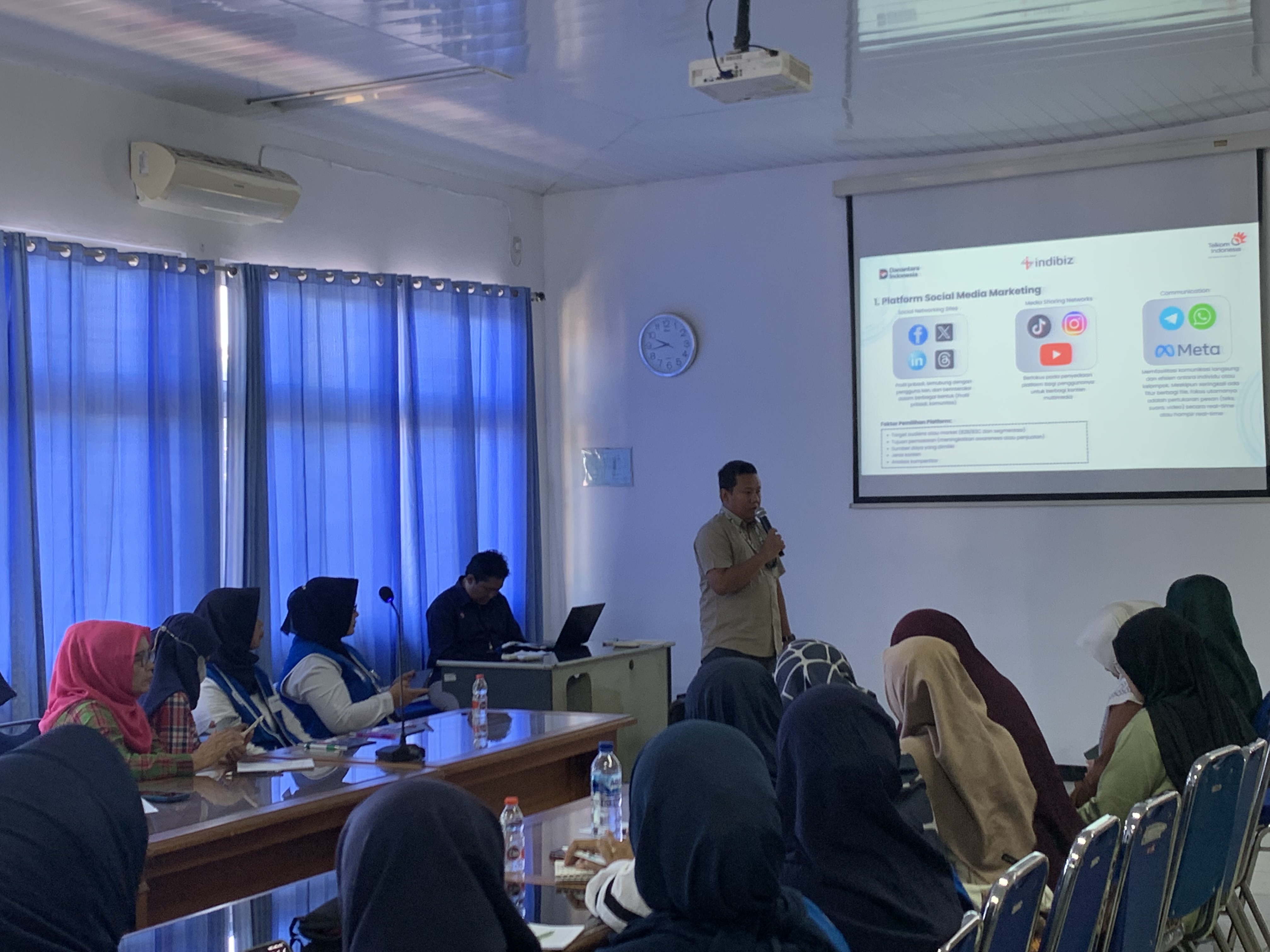 : Pelatihan peningkatan skill digital marketing dan konten kreatif pelaku UMKM, di aula Bappeda Temanggung, Kamis (10/7/2025).