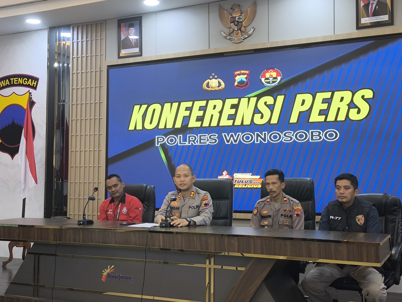 Kapolres Wonosobo AKBP M Kasim Akbar Bantilan didampingi Kapolsek Leksono, dan penyidik polres Wonosobo beserta kuasa hukum korban saat menggelar konferensi pers di kantornya, Kamis (10/7/2025).