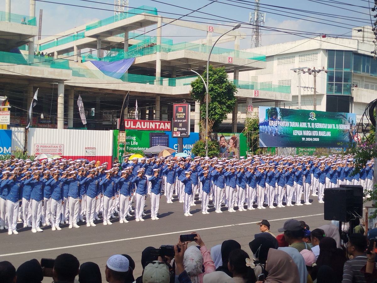 Warga Kota Magelang menyaksikan kirab pamitan taruna Akmil, kemarin (11/7/2025) siang