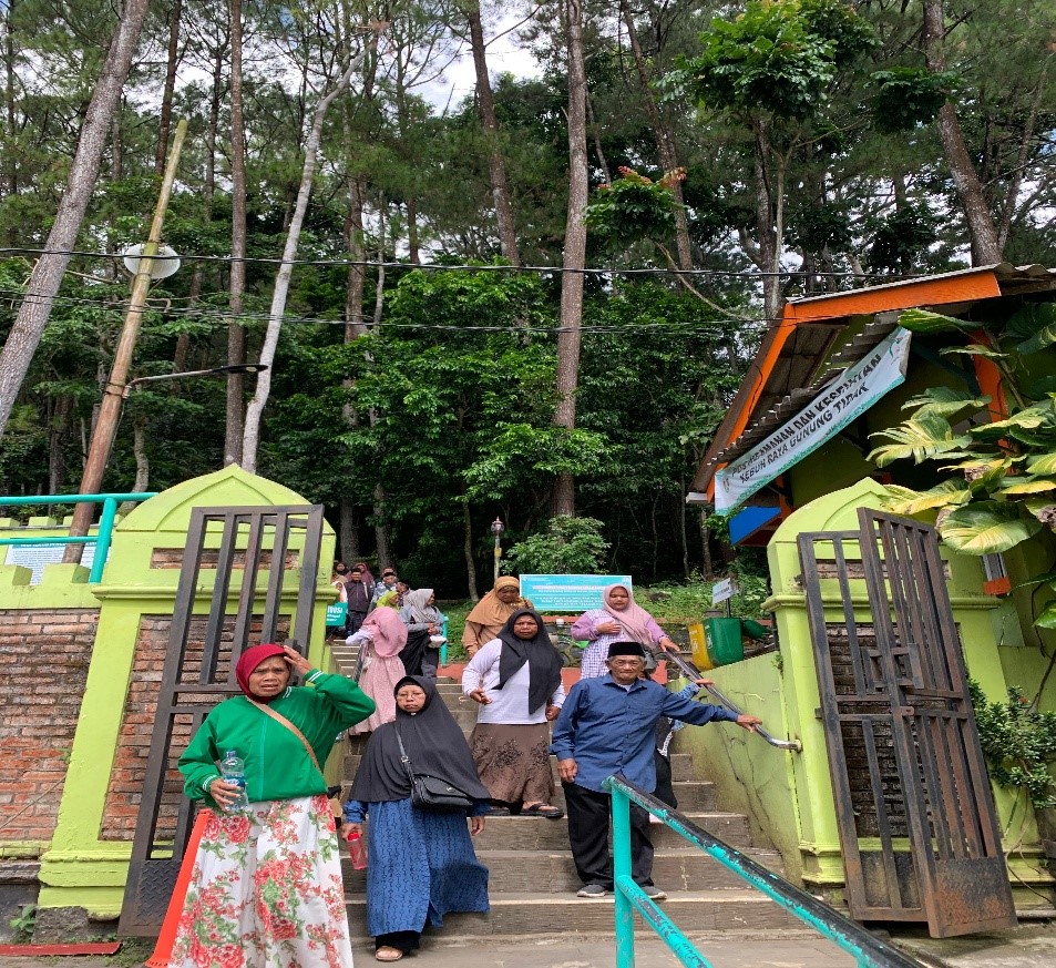 Rombongan pengunjung menuruni tangga Gunung Tidar.