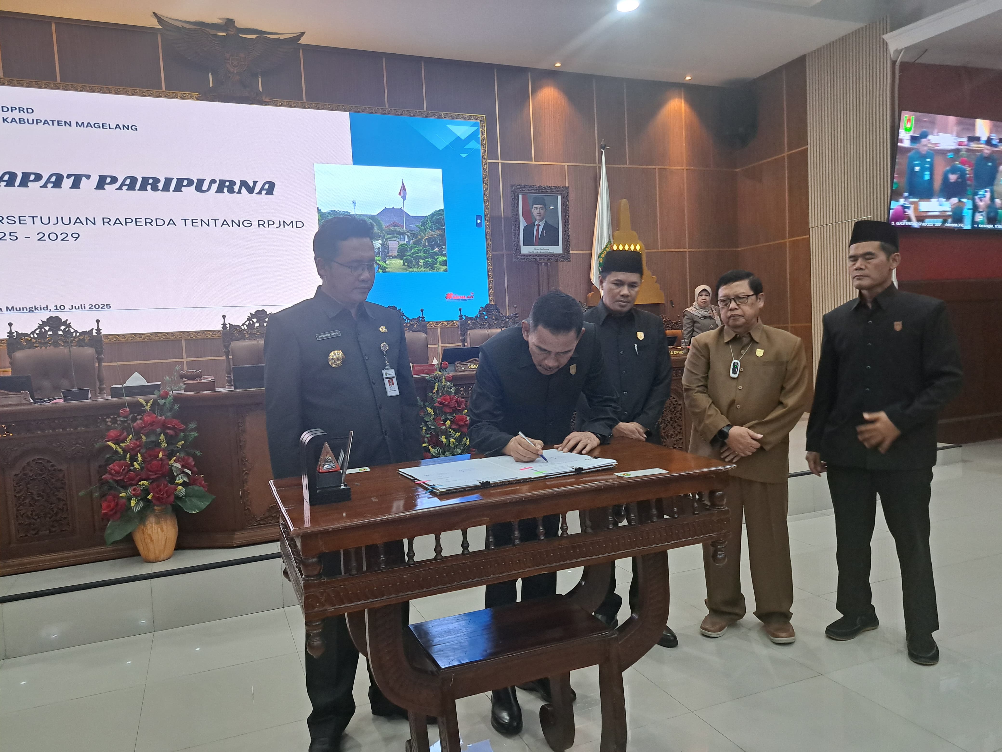 Ketua DPRD Sakir dan Bupati Magelang Grengseng Pamuji menandatangani persetujuan raperda pada Rapat Paripurna di Gedung DPRD, Kamis (10/7/2025).