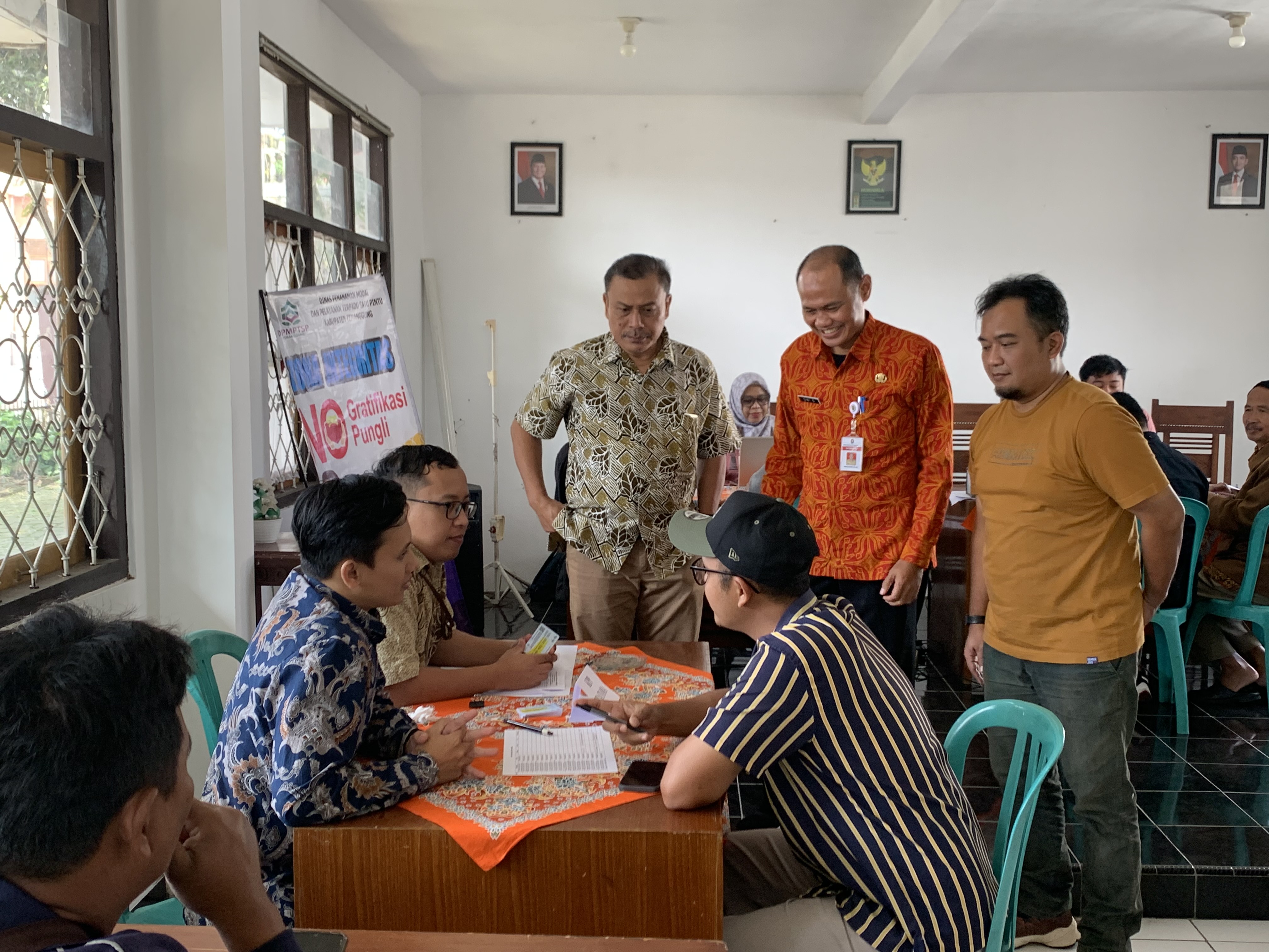 Kepala DPMPTSP Temanggung memantau layanan penerbitan NIB untuk KDMP di Kecamatan Buku, Temanggung, Jumat (11/7/2025).