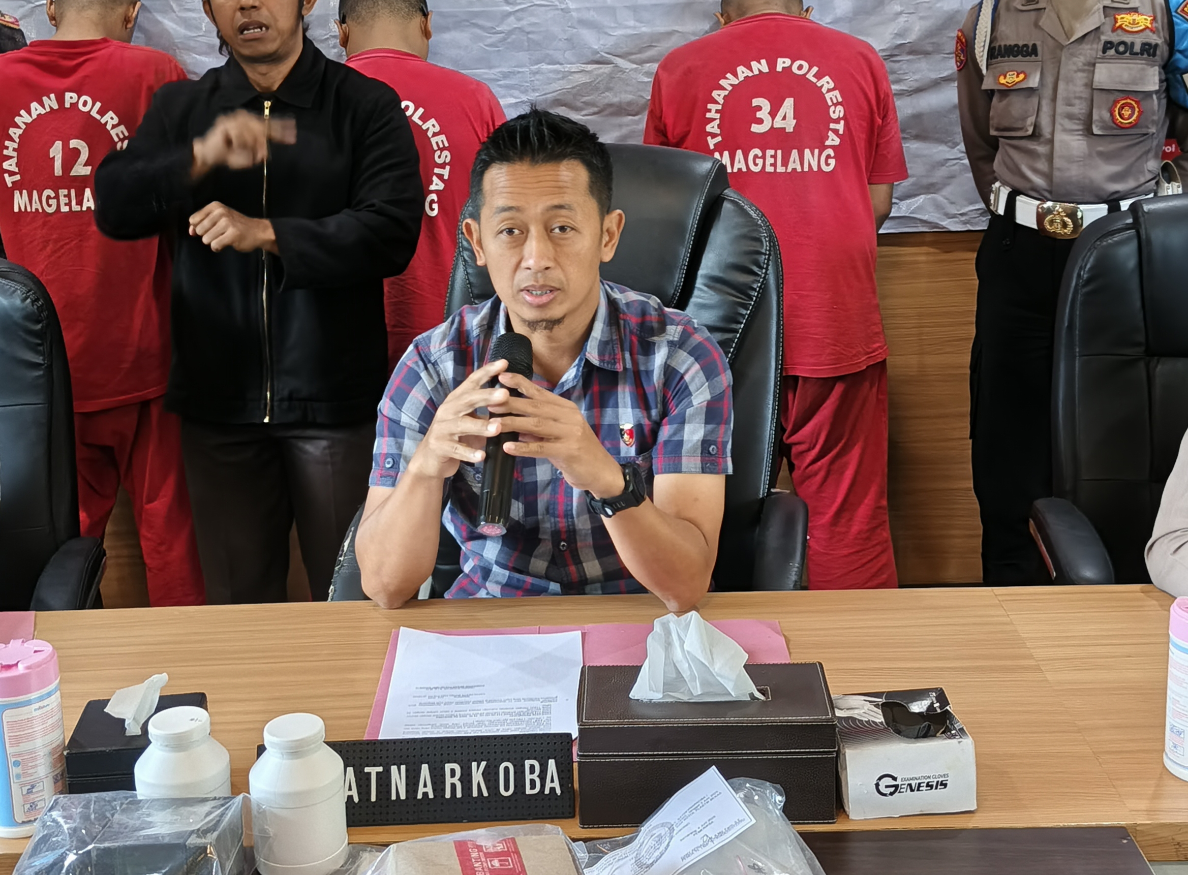 Kasat Narkoba Polresta Magelang AKP Tri Widaryanto menjelaskan kasus penangkapan pesta sabu yang salah satu tersangkanya oknum kepala desa.