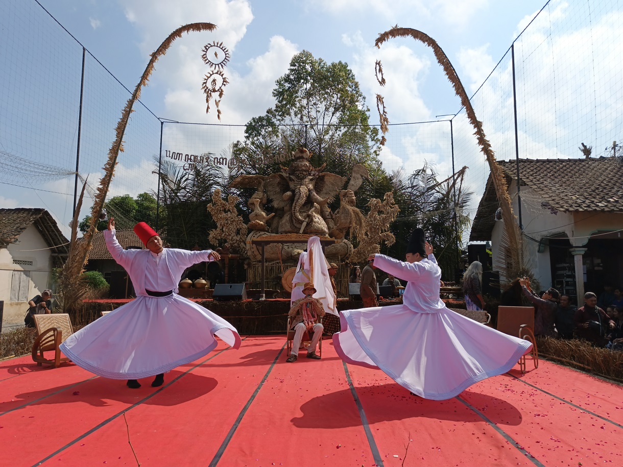 Penampilan tari sufi di ajang Festival Lima Gunung XXIV di Dusun Tutup Ngsisor Desa Sumber Kecamatan Dukun Kabupaten Magelang mulai 9 sampai 13 Juli 2025.