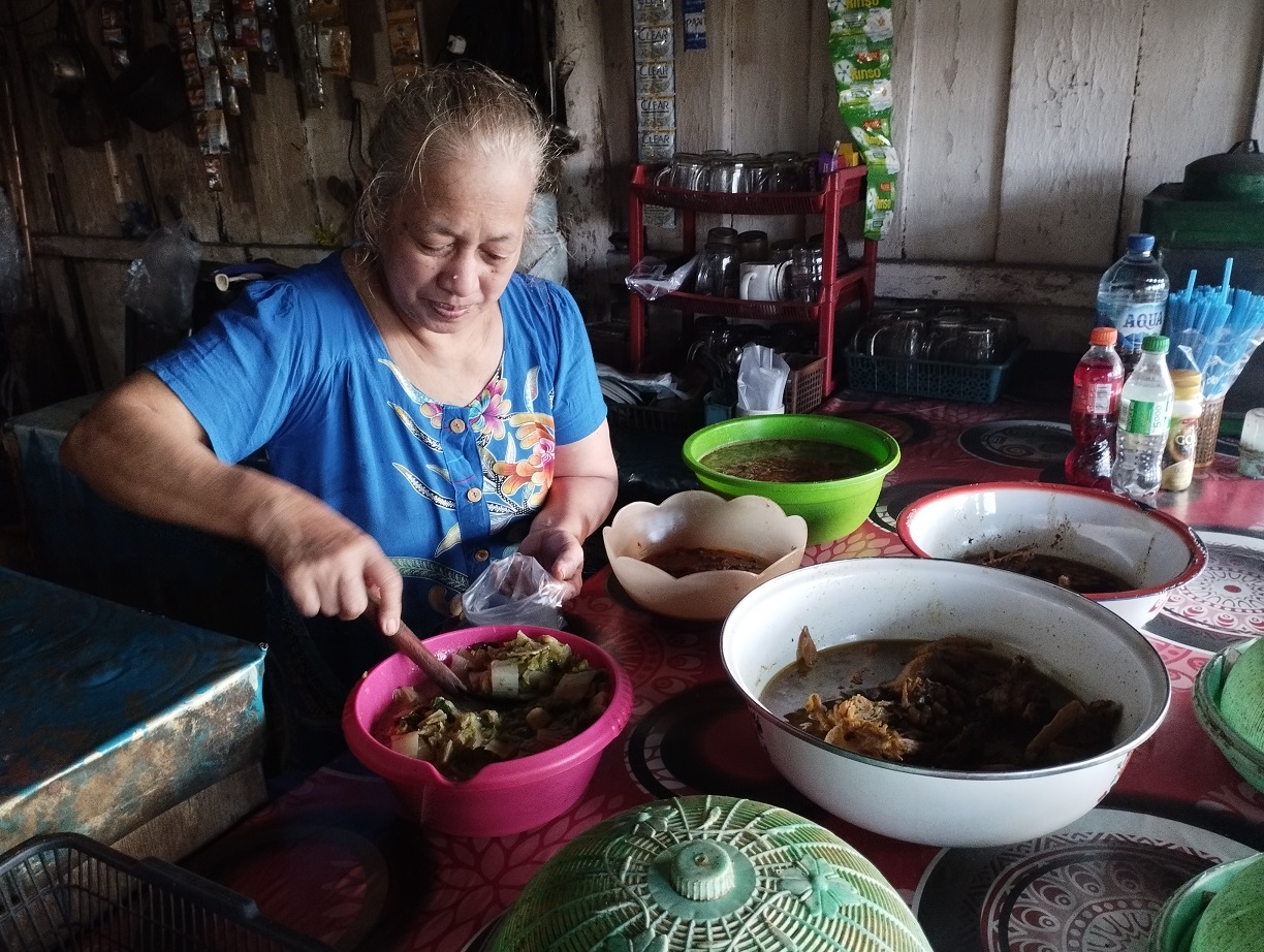 Mak Sol melayani pembeli dengan menu-menunya yang menggugah selera.