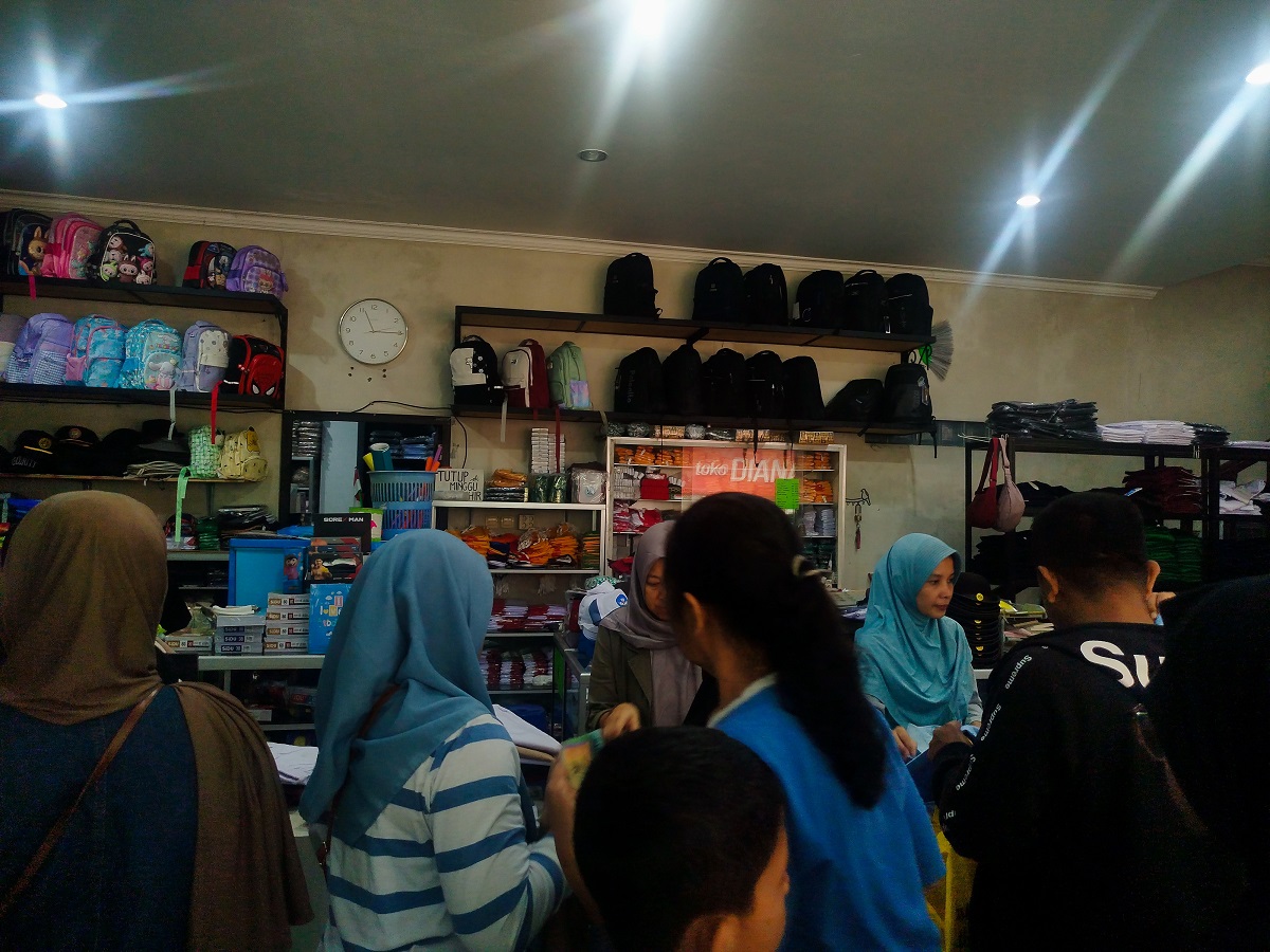 Pembeli memadati toko Diana Kota Magelang yang menjual seragam sekolah.