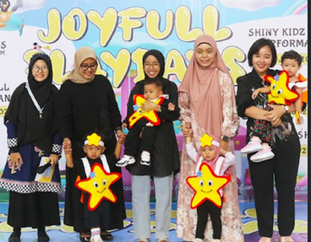 Anak Pra-TK Shiny Kidz Space Magelang bersama orangtuanya saat di panggung Shiny Little Stars Appreciation Day yang digelar di Atrium Artos Mall Magelang, Sabtu (12/7/2025).