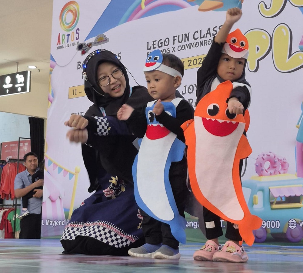 Dua anak Shiny Kidz Space Magelang tampil di panggung Shiny Little Stars Appreciation Day yang digelar di Atrium Artos Mall Magelang, Sabtu (12/7/2025).