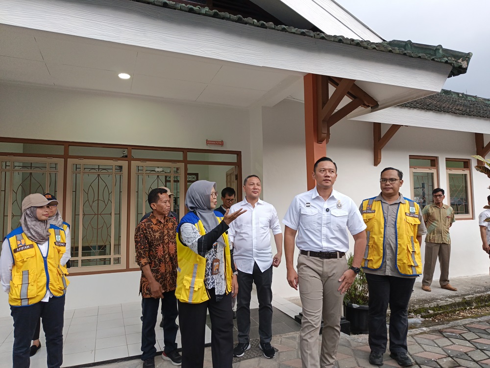 Menko Bidang Infrastruktur dan Pembangunan Kewilayahan Agus Harimurti Yudhoyono meninjau kesiapan bangunan Sekolah Rakyat di Sentra Antasena, Minggu (13/7/2025) sore.&nbsp;