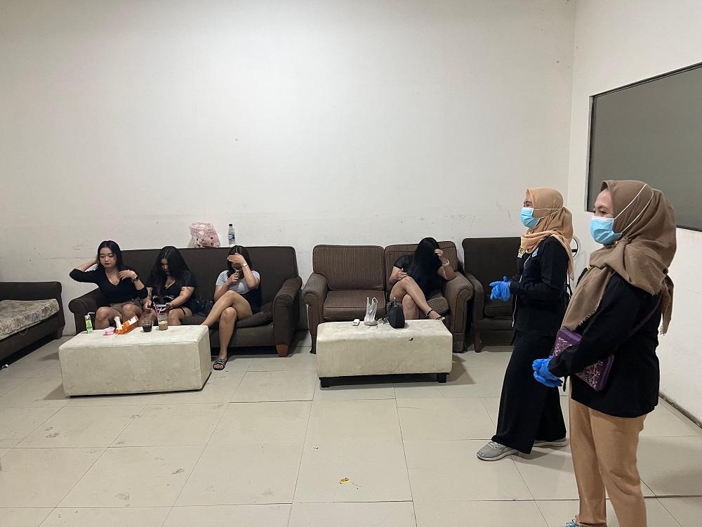 Tim BNNK Magelang dan Satpol PP Kabupaten Magelang saat melakukan&nbsp;razia di tempat hiburan malam di wilayah Magelang.