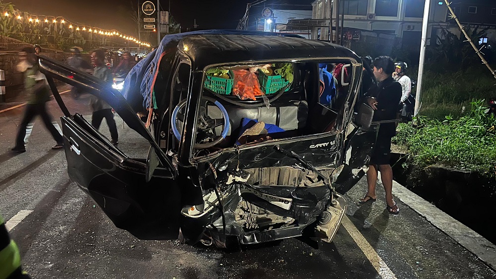 Kondisi mobil rusak parah akibat kecelakaan adu banteng di Bandongan, Kabupaten Magelang.