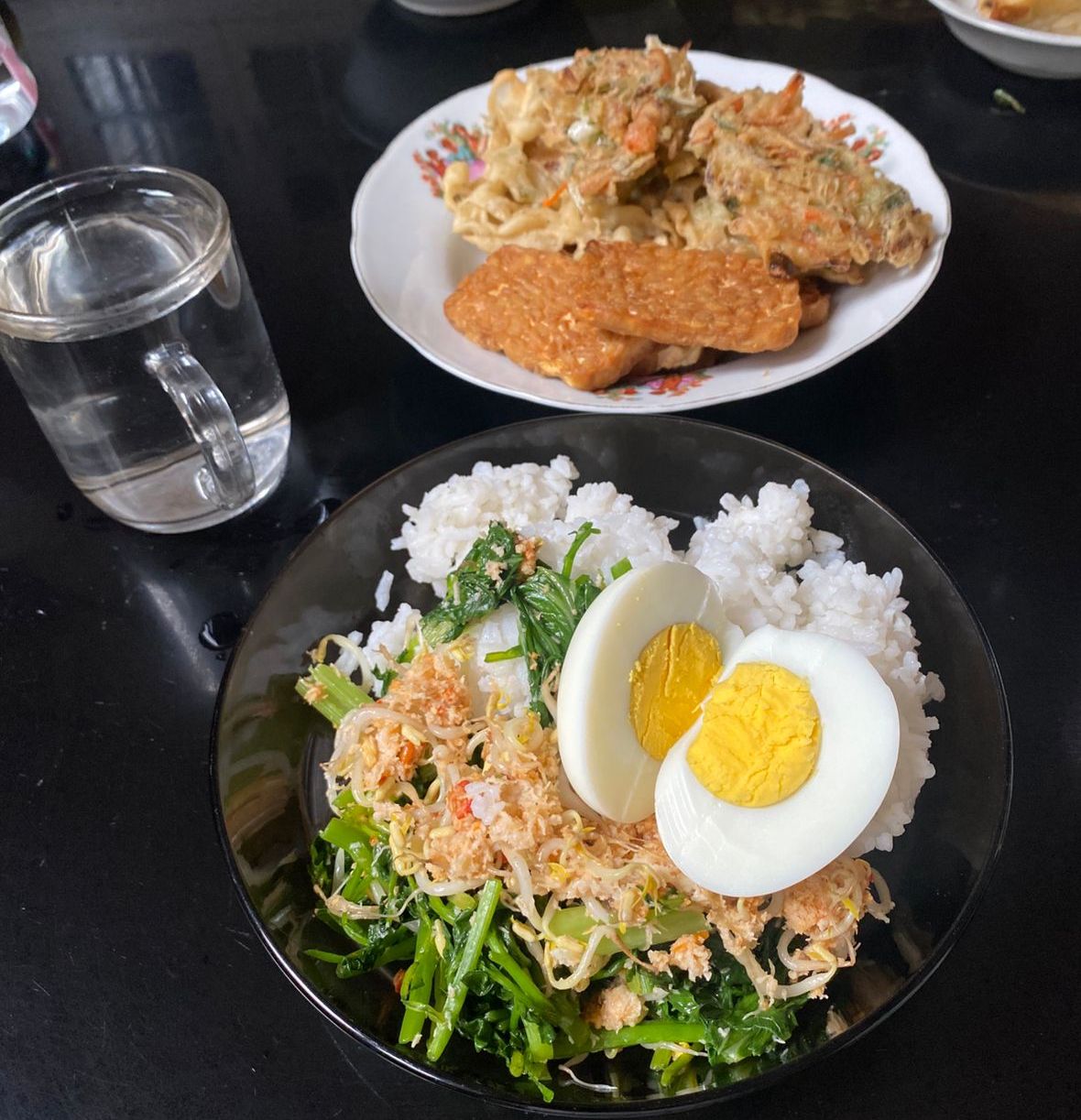 Telur rebus menjadi lauk praktis saat sarapan pagi.