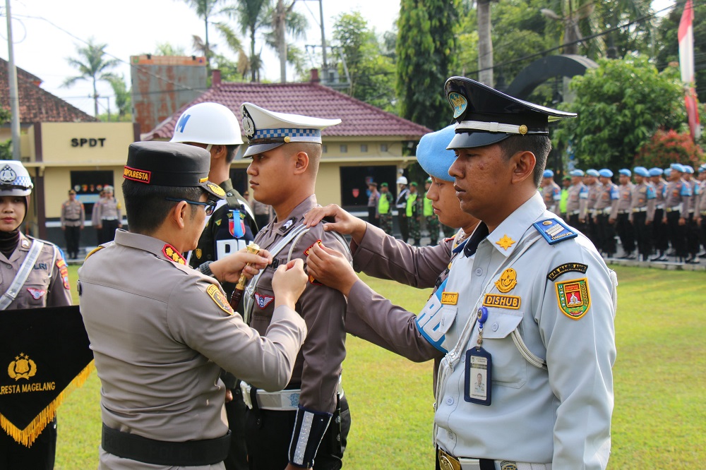Kapolresta Magelang Kombes Pol Herbin Sianipar apel Operasi Patuh Candi 2025 di halaman mapolresta, Senin (14/7/2025).