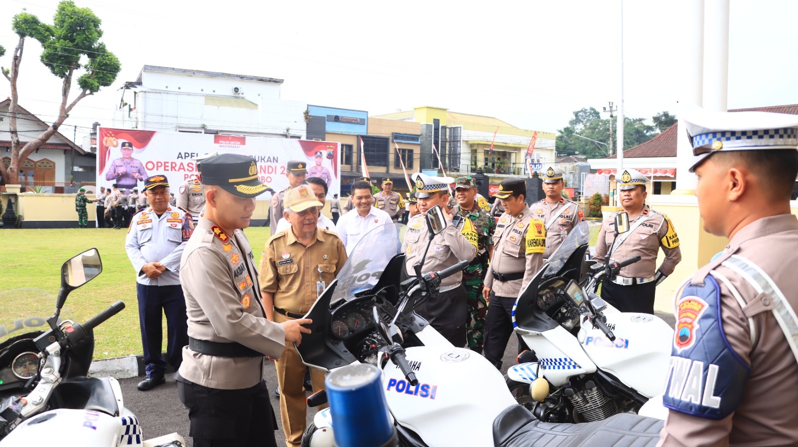 Kapolres Wonosobo AKBP M Kasim Akbar Bantilan bersama Sekda One Andang Wardoyo dan forkompimda mengecek kendaraan untuk persiapan Operasi Patuh Candi, Senin (14/7/2025) di halaman mapolres setempat.