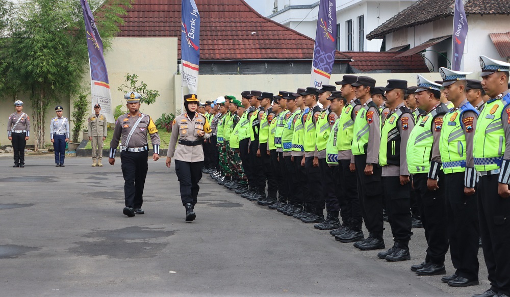 Kapolres Magelang Kota AKBP Anita Indah Setyaningrum saat apel&nbsp;gelar pasukan&nbsp;Operasi Patuh Candi 2025&nbsp;di mapolres, Senin (14/7/2025) pagi.