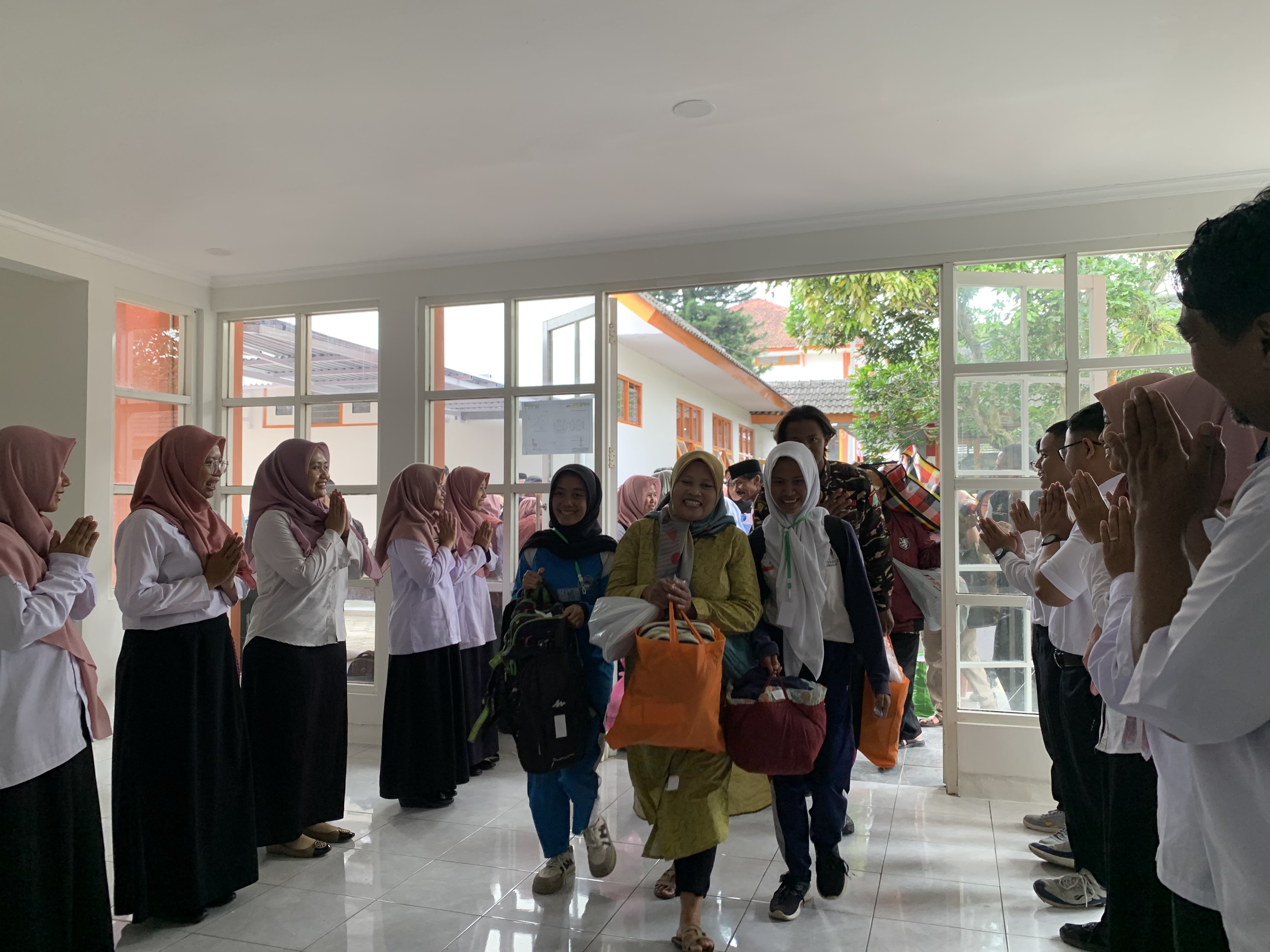Siswa baru SRMA 16 disambut di Sentra Terpadu Kartini Temanggung pada hari pertama masuk sekolah, Senin (14/7/2025)