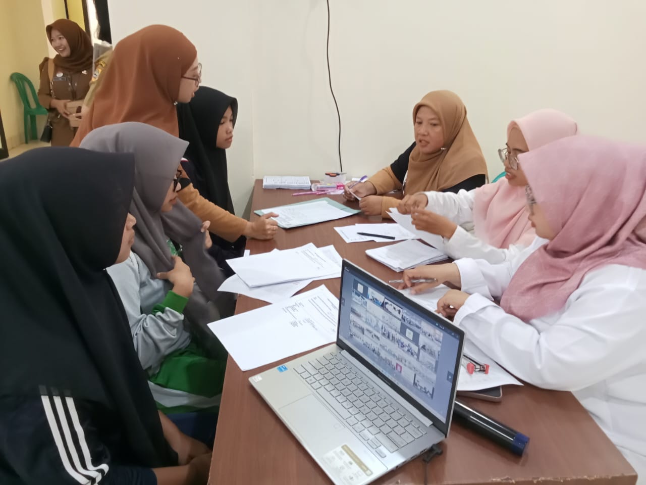 Siswa saat melakukan cek kesehatan dan skrining awal sebelum proses kegiatan belajar mengajar dimulai, Senin (14/7/2025).