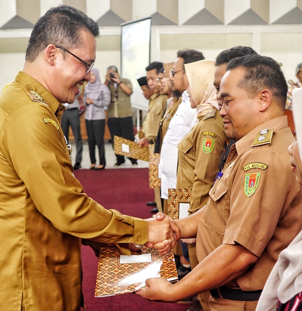 Bupati Magelang Grengseng Pamuji menyerahkan akta Koperasi Desa/Kelurahan Merah Putih Kabupaten Magelang.