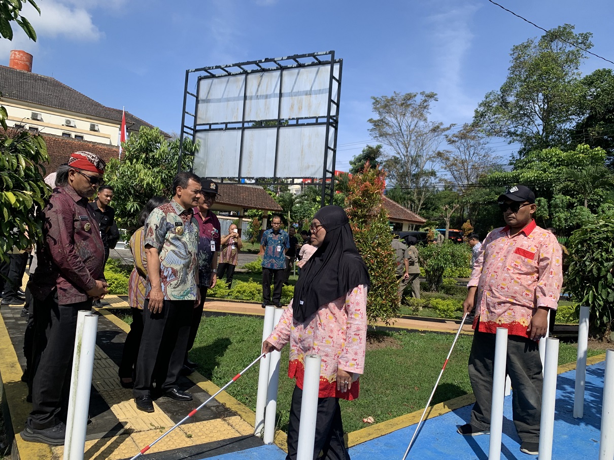Gubernur Jawa Tengah Ahmad Luthfi saat mengunjungi PPSDSN Penganthi Temanggung,