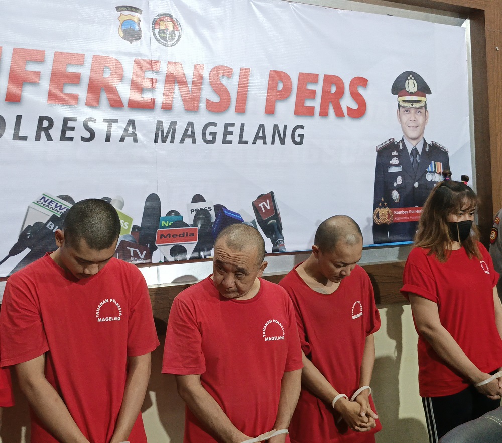 Kepala Desa Pandansari LS (tengah) bersama ketiga tersangka lainnya dihadirkan langsung saat konferensi pers di Mapolresta Magelang, Selasa (15/7/2025).