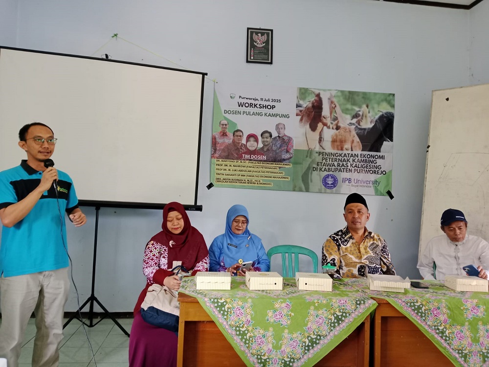 Ketua Tim Pangabdi IPB University Dr. Maryono, SP, M.Sc., dosen tetap Departemen Agribisnis Fakultas Ekonomi dan Manajemen saat memberikan pelatihan.