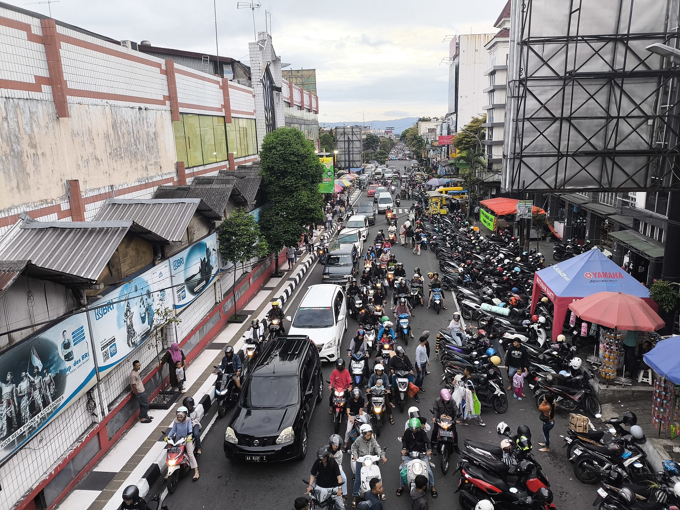 Parkir di kawasan Pasar Induk Wonosobo menggunakan bahu jalan menyebabkan lalu lintas tersendat.