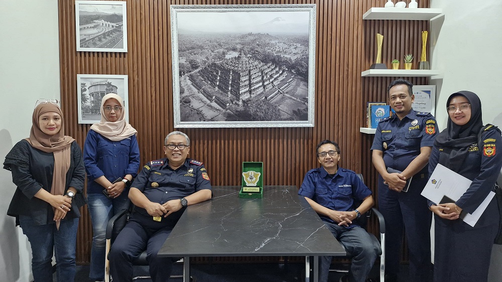 Kepala Kantor Bea Cukai Magelang Imam Sarjono (duduk kiri) saat di studio Jawa Pos TV Magelang, Rabu (16/7/2025).
