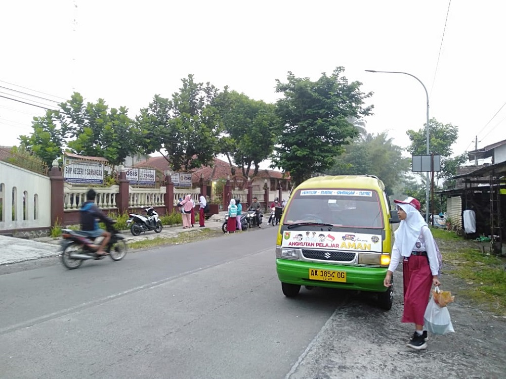 Pelajar di Kabupaten Magelang bisa menikmati program angkutan gratis dari pemkab.