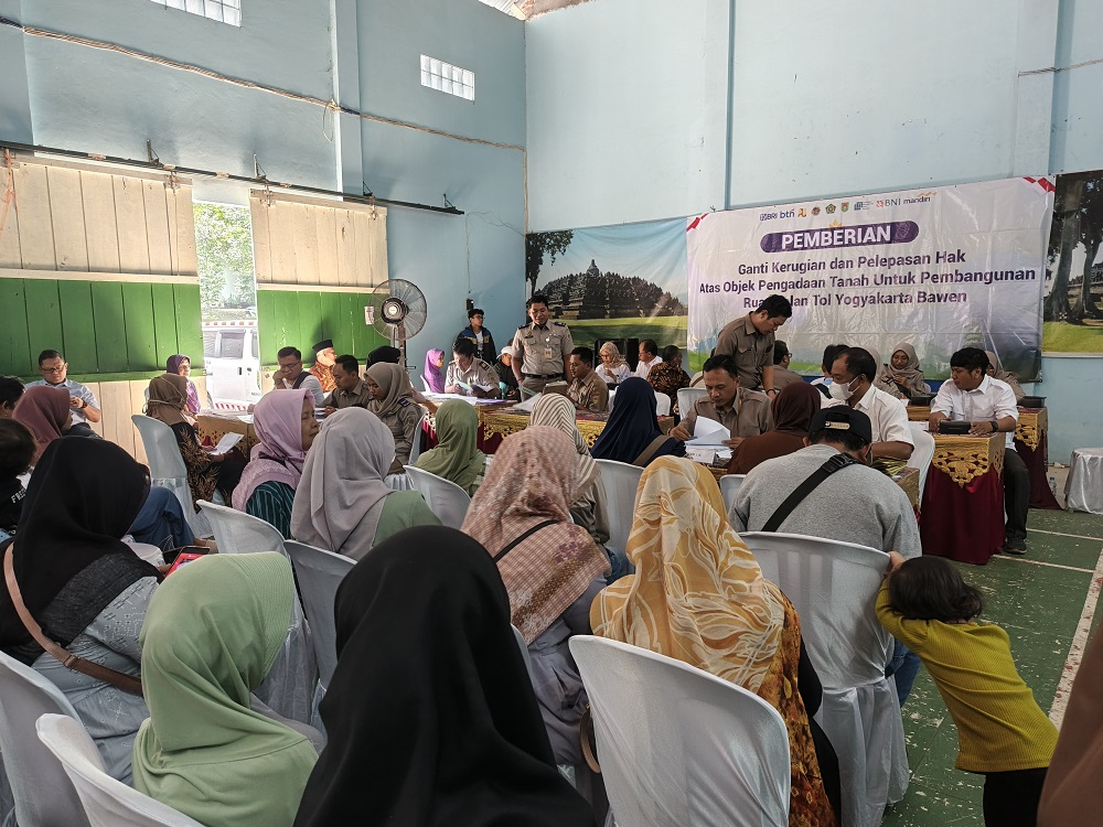 Suasana pembebasan jalan tol Jogja-Bawen di Balai Desa Karangkajen, Kecamatan Secang, Kabupaten Magelang, Selasa (15/7/2025).